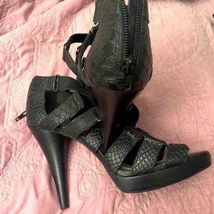 Gianni Bini Strappy-elastic/leather bond stilettos. Blk sz 9